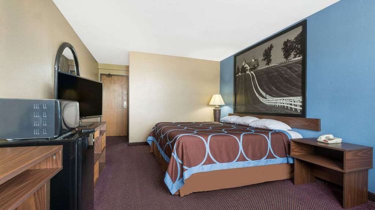Super 8 Corbin/London Room