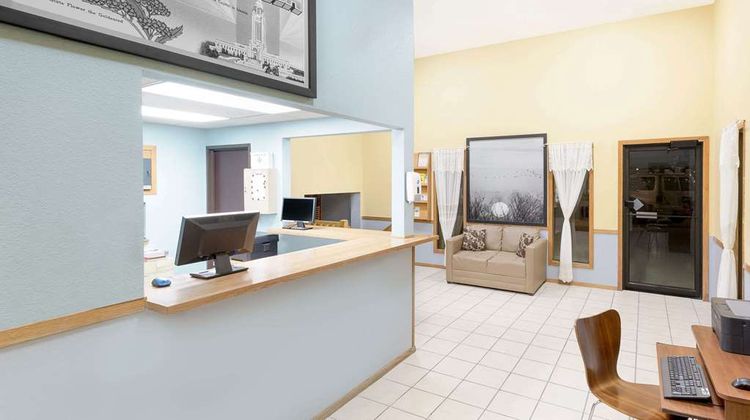 Super 8 Norfolk Lobby
