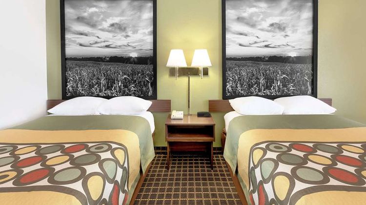 Super 8 Norfolk Room