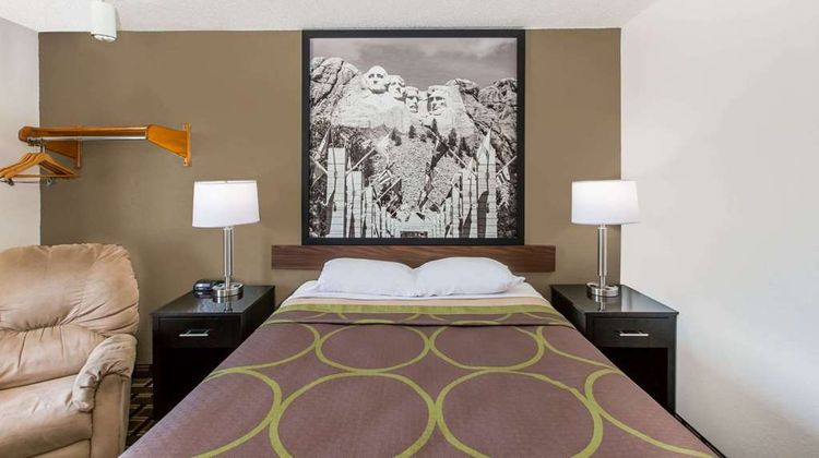 Super 8 Wayne Room