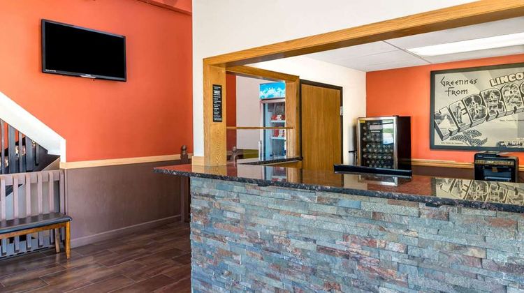 Super 8 Lincoln West Lobby