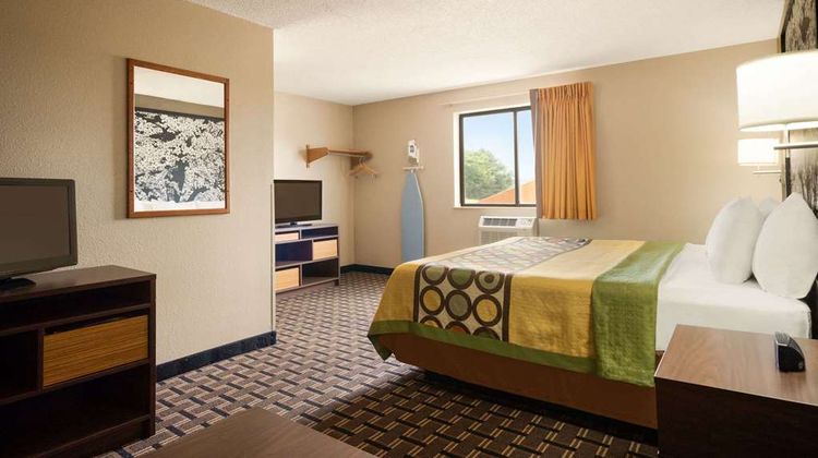 Super 8 Mayfield Room