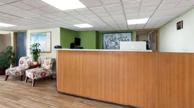 Super 8 Myrtle Beach/Market Common Area Lobby