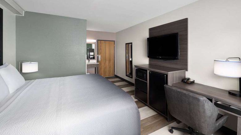 <b>Super 8 Columbus Room</b>. Images powered by <a href="https://iceportal.shijigroup.com/" title="IcePortal" target="_blank">IcePortal</a>.