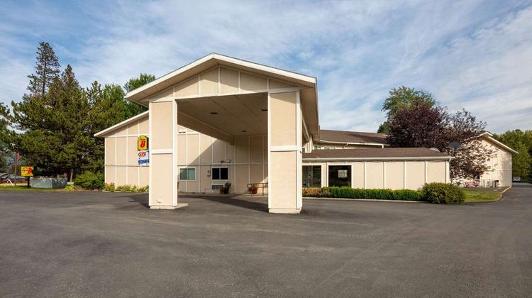 Super 8 St. Regis Exterior