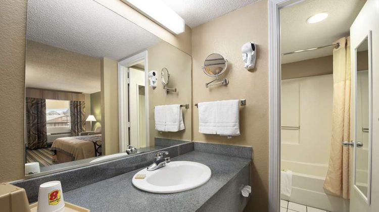 Super 8 Meridian Room