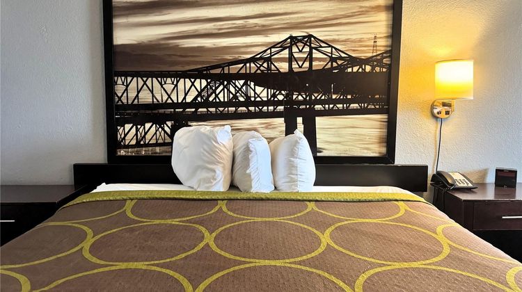 Super 8 Meridian Room