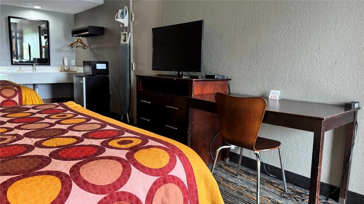 Super 8 Meridian Room