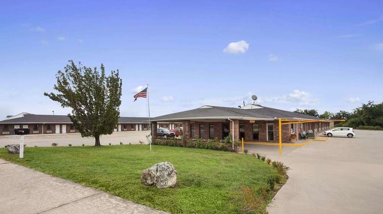 Super 8 Henryetta Exterior
