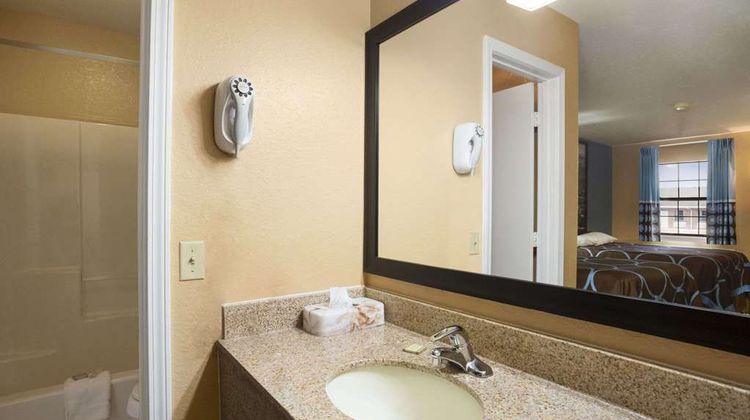 Super 8 Henryetta Room