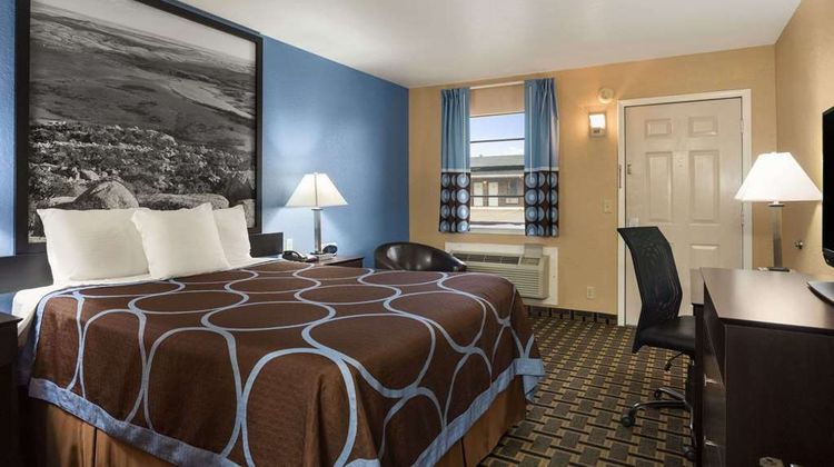 Super 8 Henryetta Room