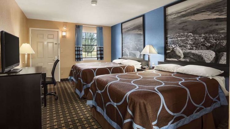 Super 8 Henryetta Room