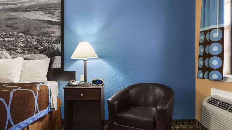 Super 8 Henryetta Room
