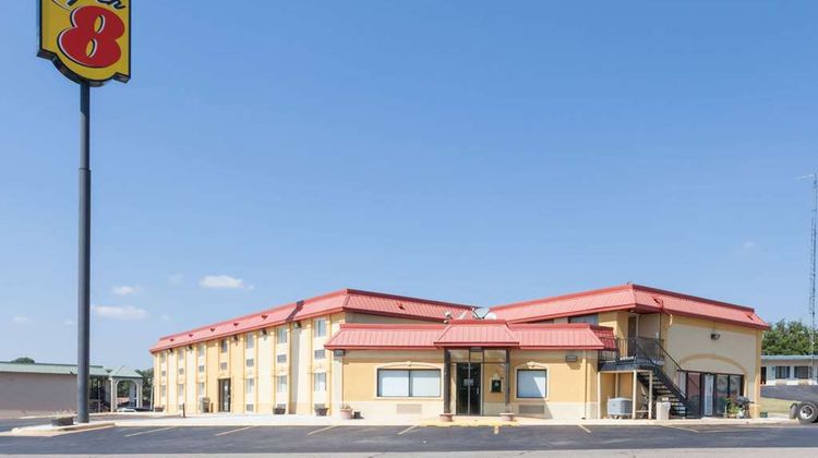 Super 8 Clinton Exterior