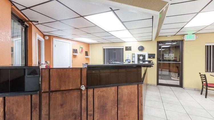 Super 8 Clinton Lobby