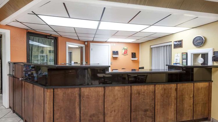 Super 8 Clinton Lobby