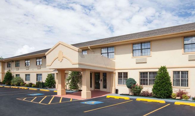 Super 8  Sulphur Exterior