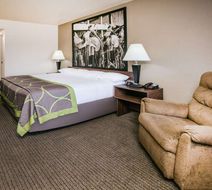 Super 8 Oklahoma Airport Room