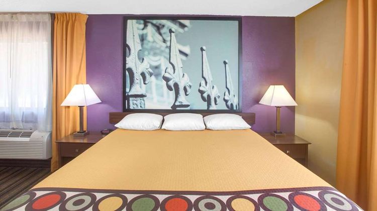 Super 8 Natchitoches Suite