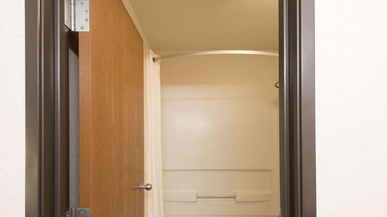 <b>Super 8 Greenfield Room</b>. Images powered by <a href="https://iceportal.shijigroup.com/" title="IcePortal" target="_blank">IcePortal</a>.