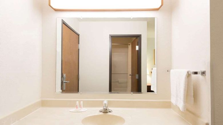 <b>Super 8 Greenfield Room</b>. Images powered by <a href="https://iceportal.shijigroup.com/" title="IcePortal" target="_blank">IcePortal</a>.