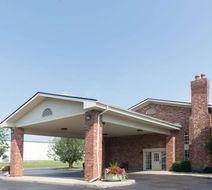 Super 8 Greenfield Exterior