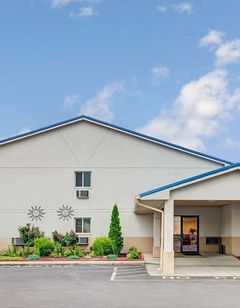 Super 8 by Wyndham Emerson Ave