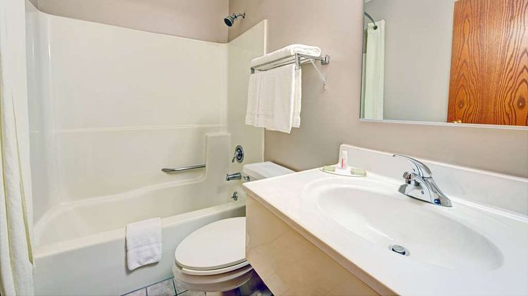 Super 8 by Wyndham Emerson Ave Room