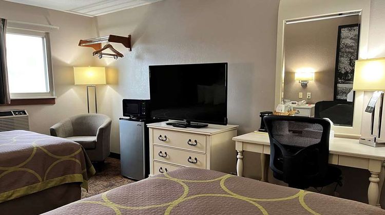 Super 8 by Wyndham Emerson Ave Room