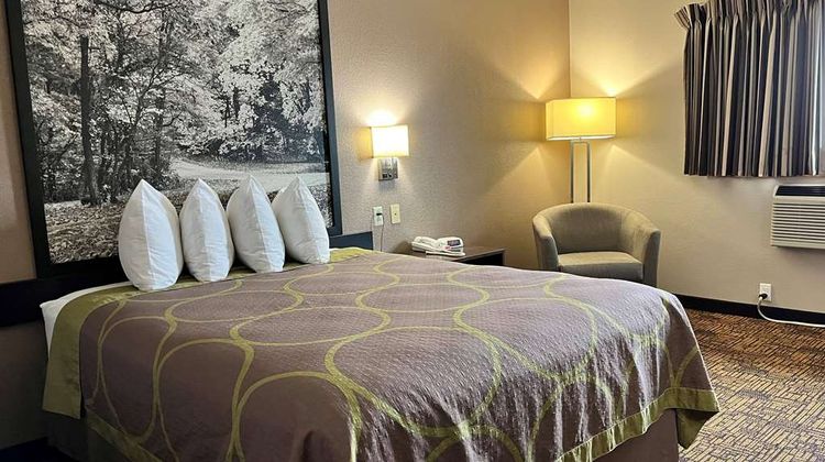 Super 8 by Wyndham Emerson Ave Room