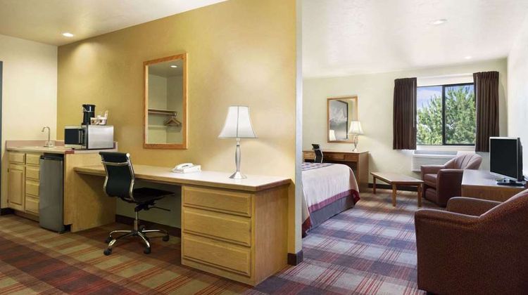 Super 8 Kennewick Suite