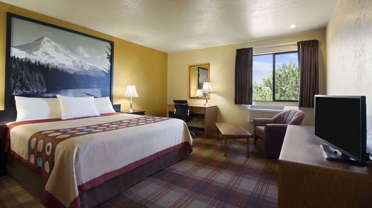Super 8 Kennewick Suite
