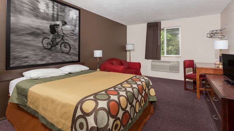 Super 8 Shelton Room