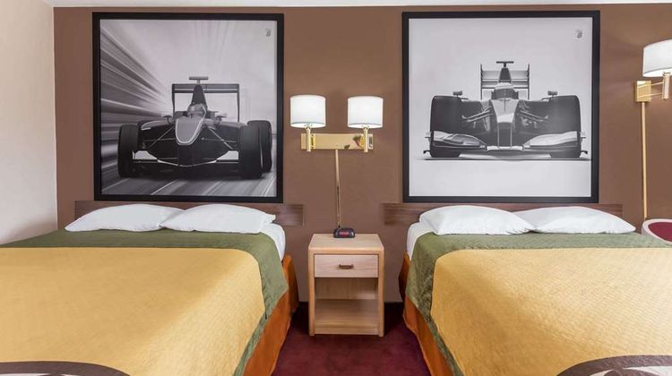 Super 8 Shelton Room