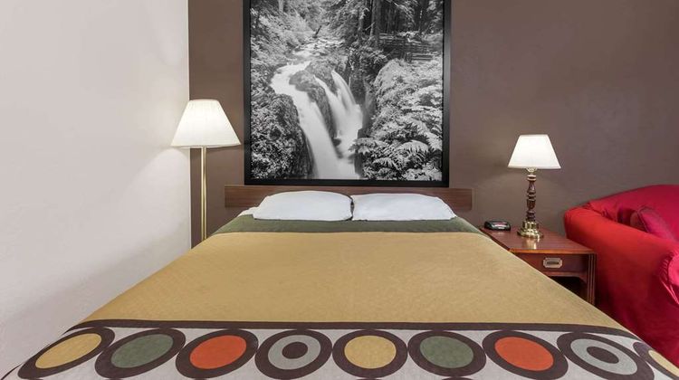 Super 8 Shelton Room