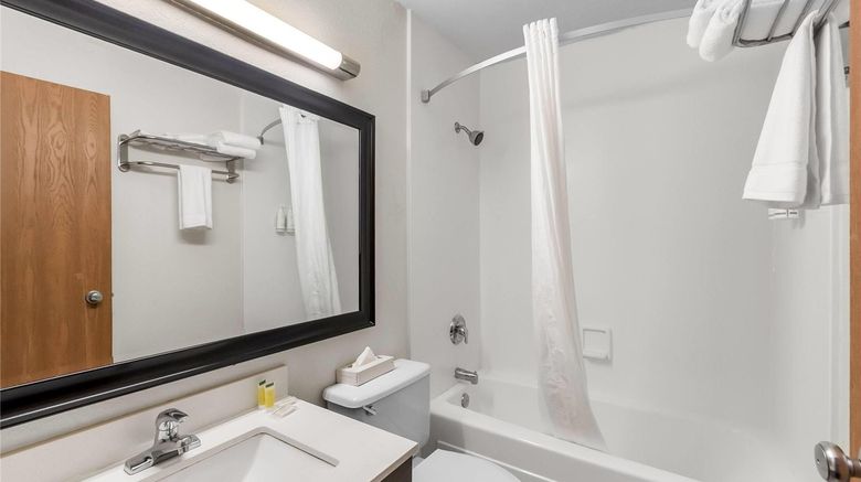 <b>Super 8 Dumfries/Quantico Room</b>. Images powered by <a href="https://iceportal.shijigroup.com/" title="IcePortal" target="_blank">IcePortal</a>.