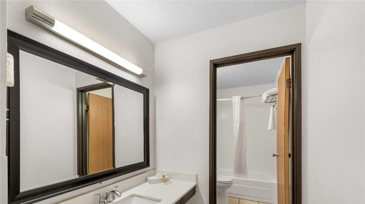 Super 8 Dumfries/Quantico Suite