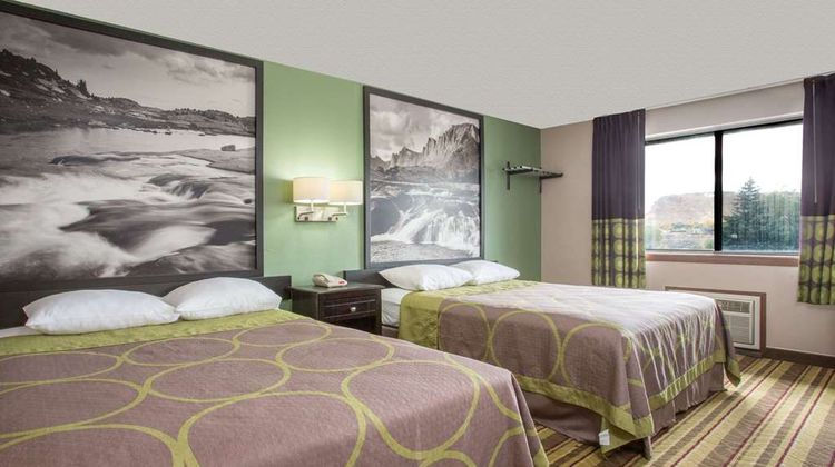 Super 8 Green River Room