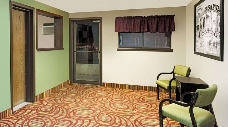 Super 8 Green River Lobby
