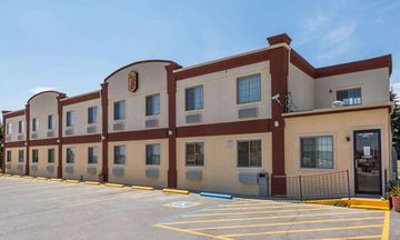Super 8 Douglas