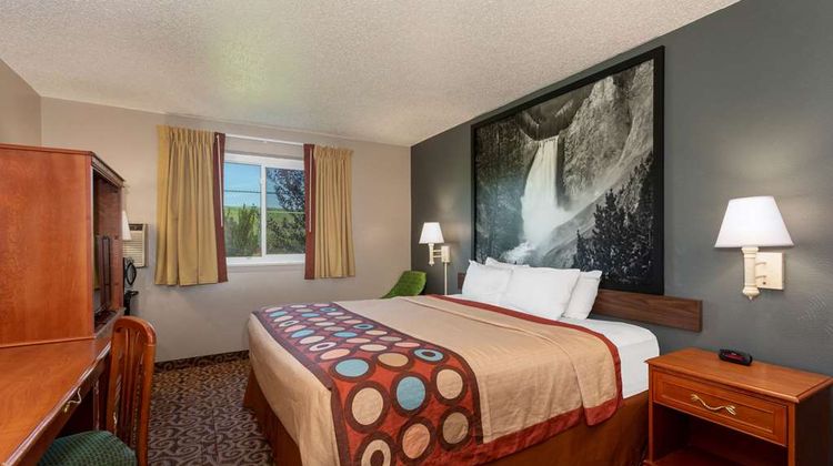 Super 8 Gillette Room