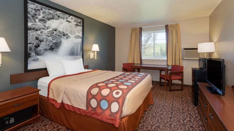 Super 8 Gillette Room
