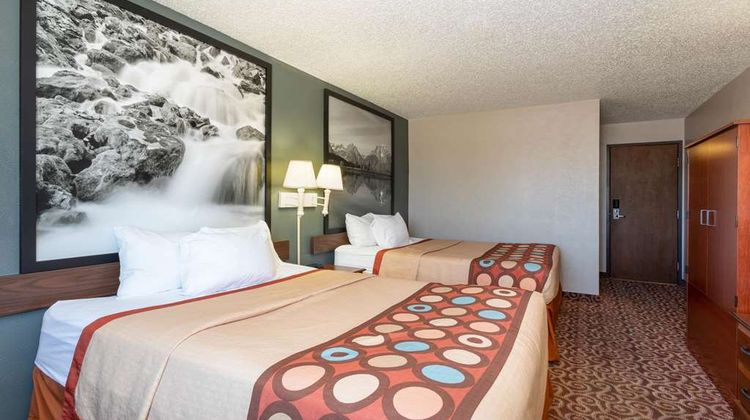 Super 8 Gillette Room