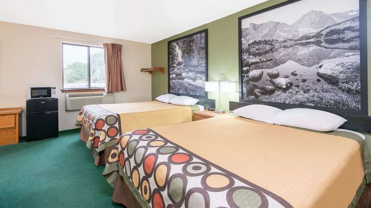Super 8 Buffalo Room