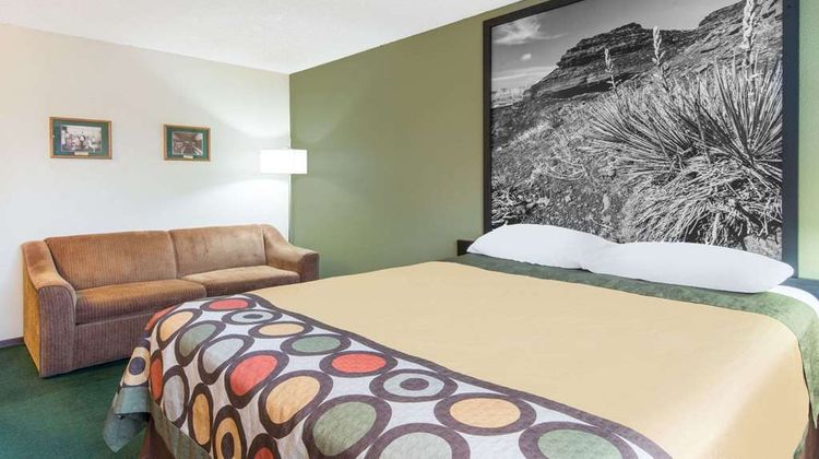 Super 8 Buffalo Room