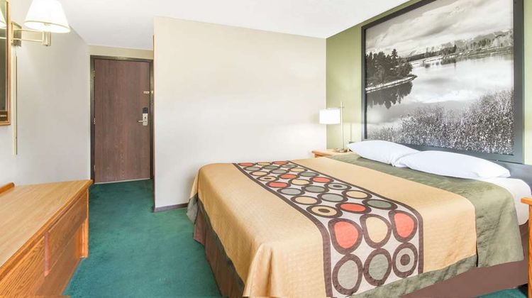 Super 8 Buffalo Room