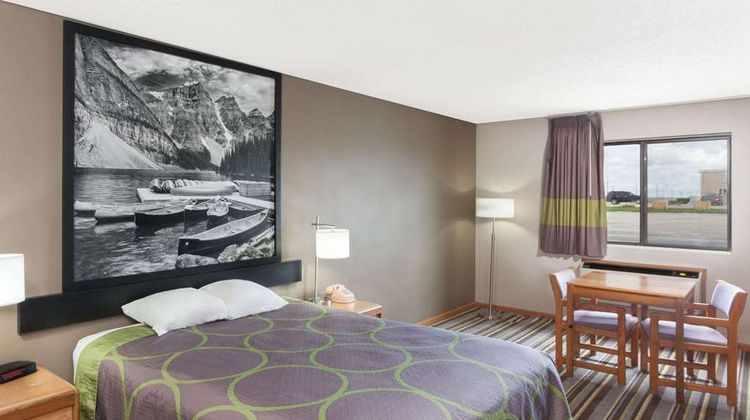 Super 8 Gilman Room