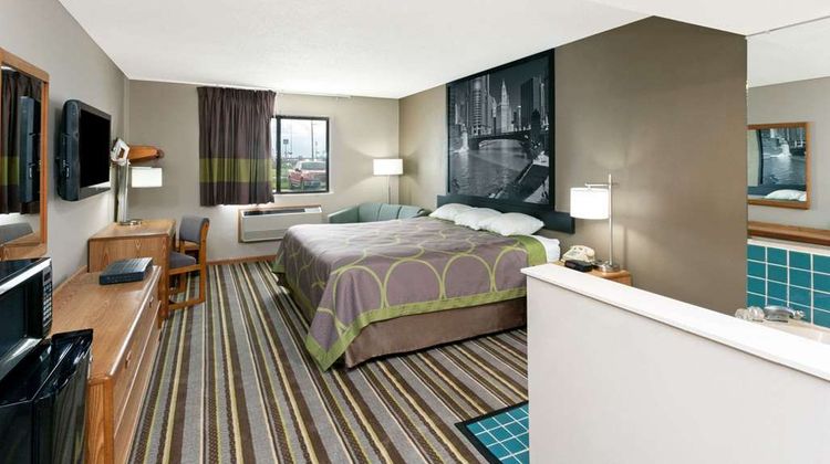 Super 8 Gilman Room