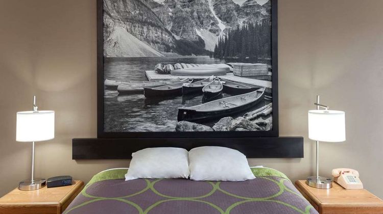 Super 8 Gilman Room