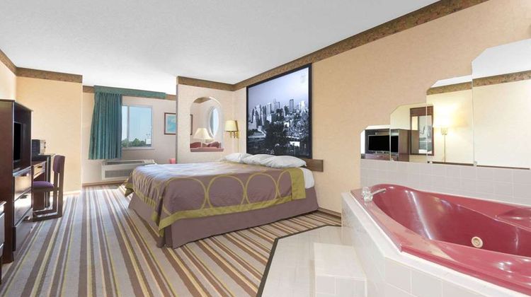 Super 8 Wapakoneta Suite